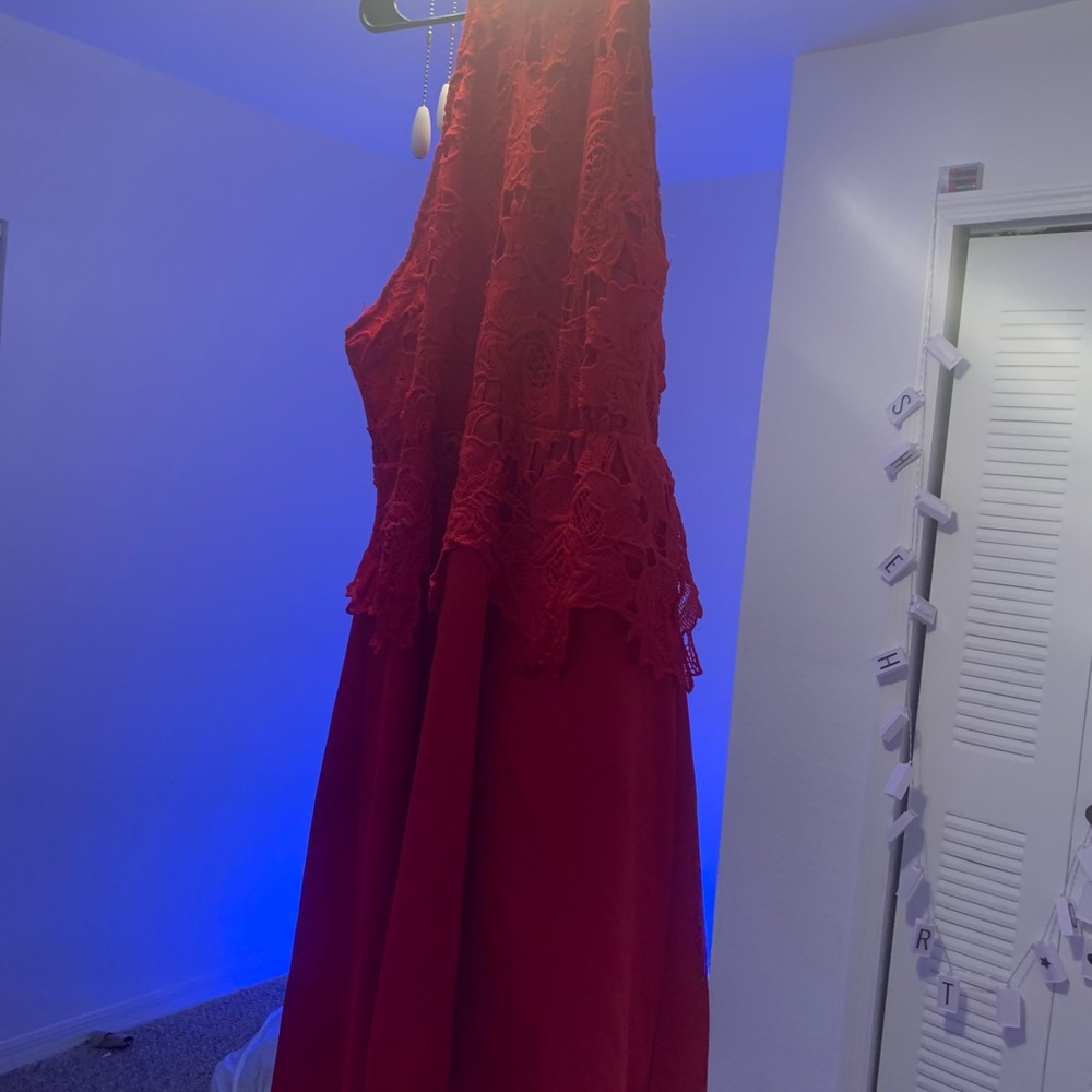 Red dress : size : 2x      Pink dress: 2x